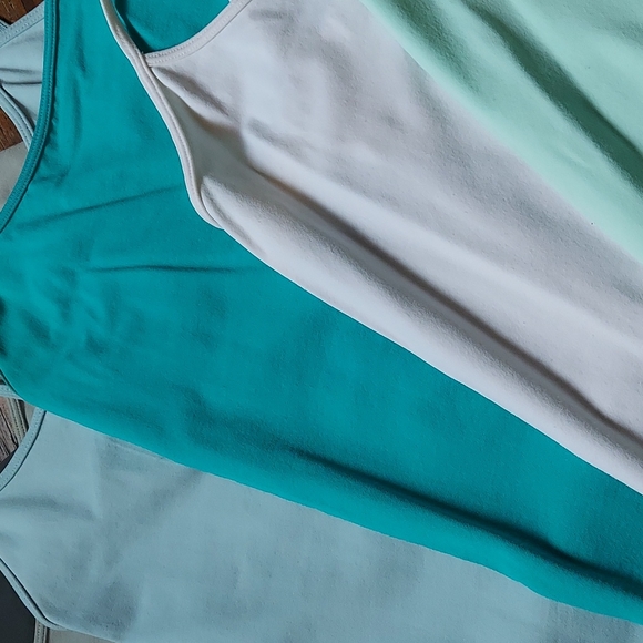 8 tank tops - Picture 7 of 9